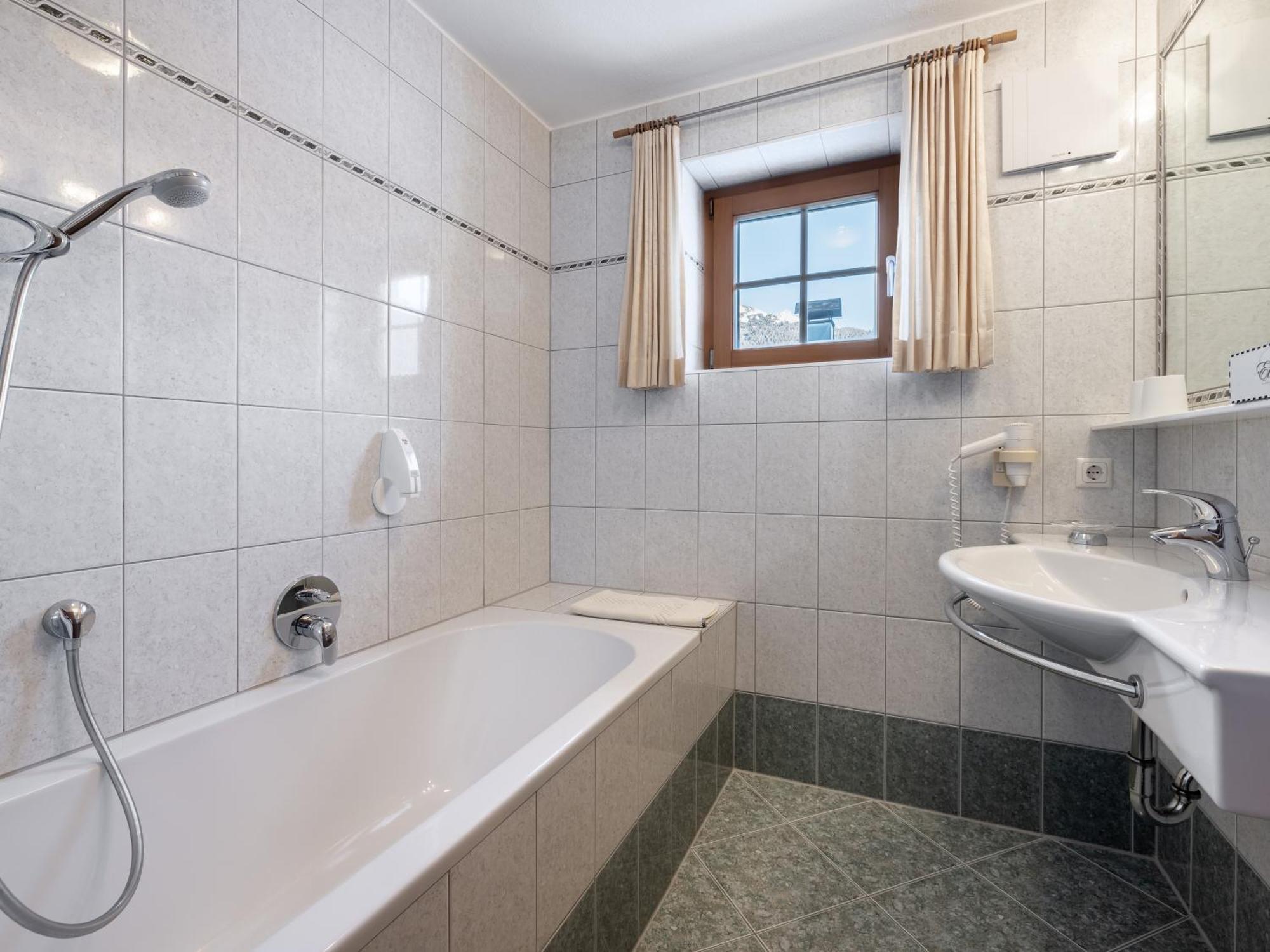 Hotel Garni Europa Sankt Anton am Arlberg Bagian luar foto